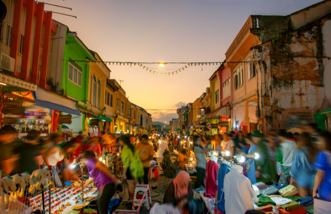 ถนนในภูเก็ตเมืองเก่าที่มีอาคารสีสันสดใสและร้านคาเฟ่