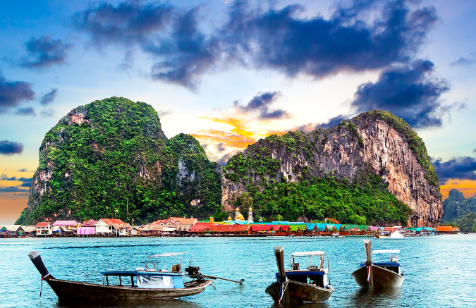 นักท่องเที่ยวกำลังดำน้ำตื้นและพักผ่อนบนชายหาดในเกาะใกล้ภูเก็ต